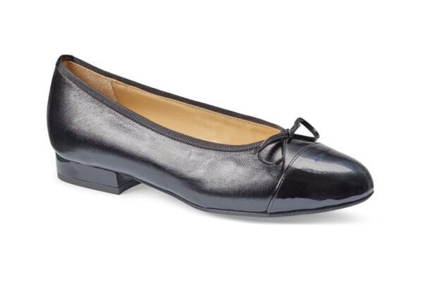 Svart ballerina i skinn med liten klack och rosett, elegant och bekväm för vardag och fest.