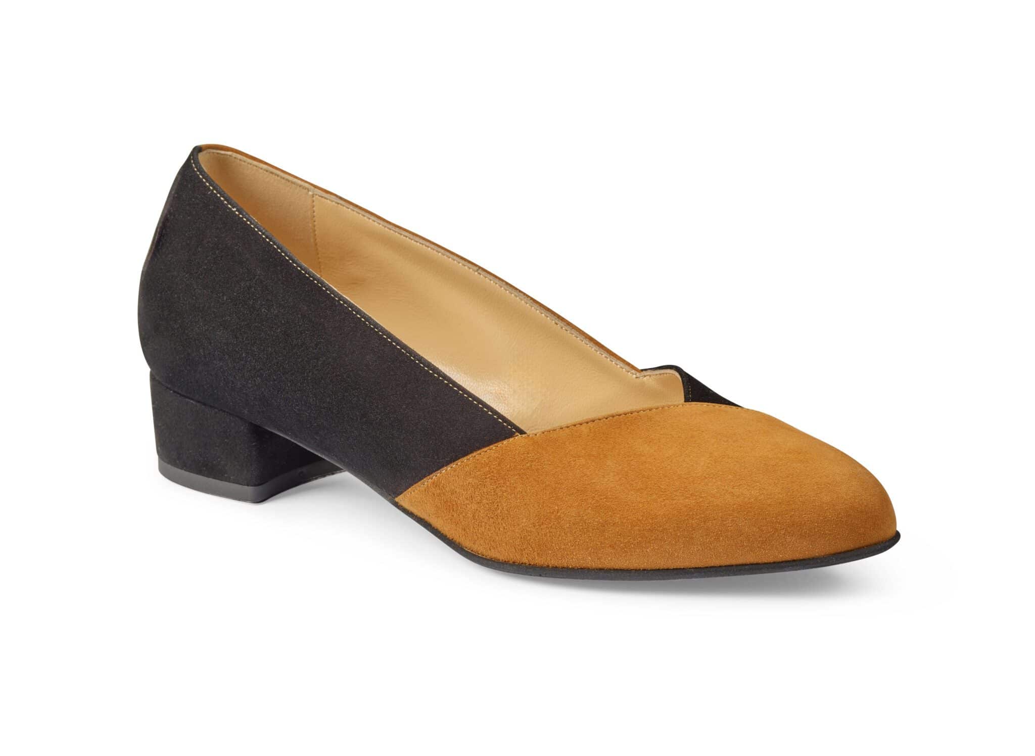 Damtoffel i brunt och svart mocka med låg klack för komfort och stil.