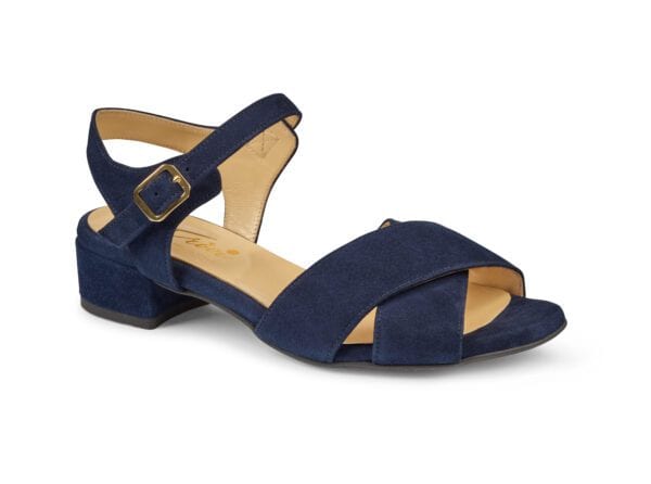 Nederdelad sandal i navyblå mocka med klack och justerbar rem.