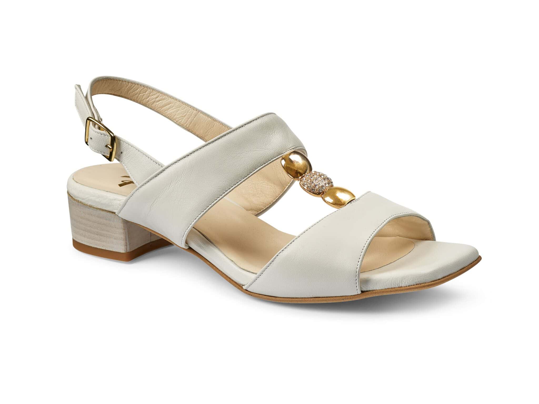 Dam sandal i vitt med dekorativa kulor och låg klack.