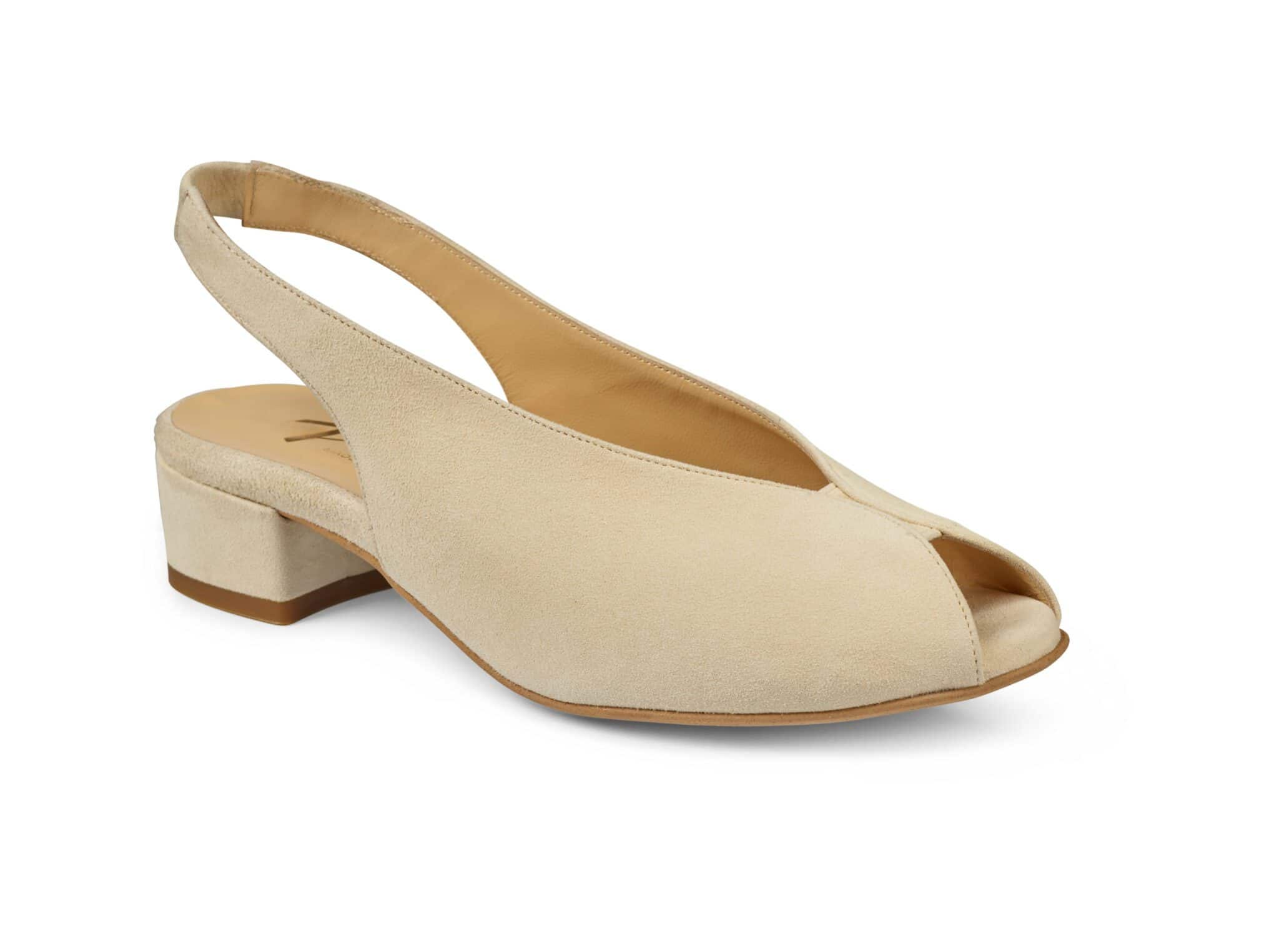 Ljusbeige damhögklackad sandal med öppen tå och slingrem.