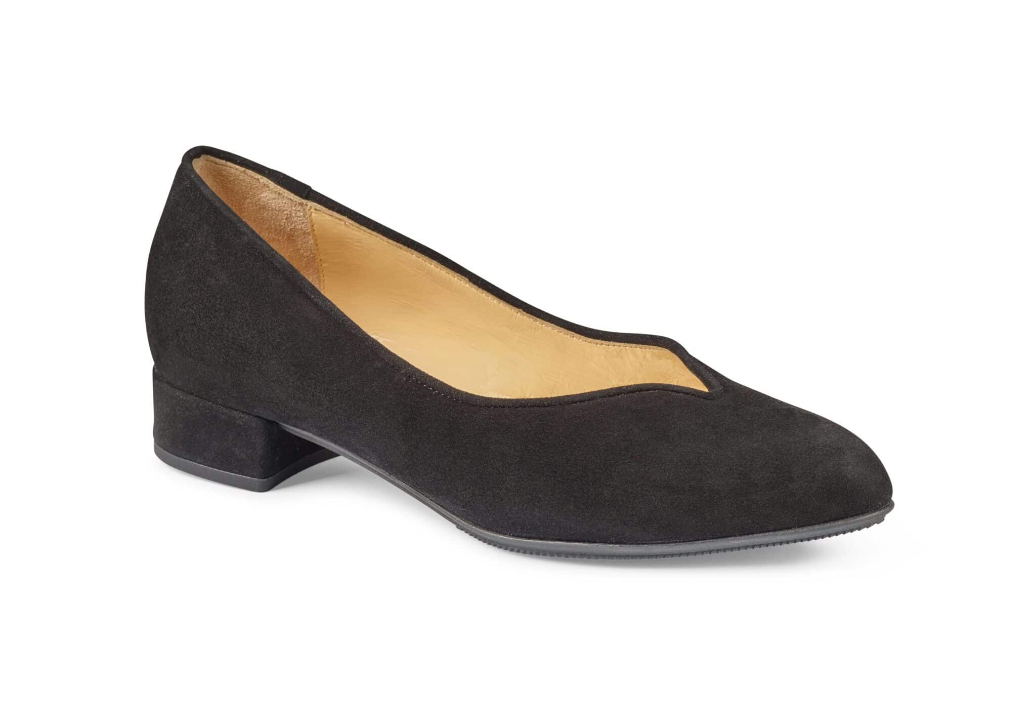 Svart damsko med låg klack och rund tå, bekväm och stilren design.