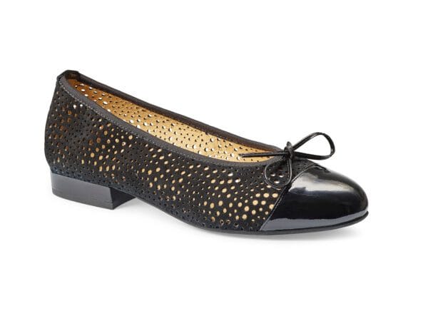 Svart damballerina med perforering och rosett, bekväma och eleganta.