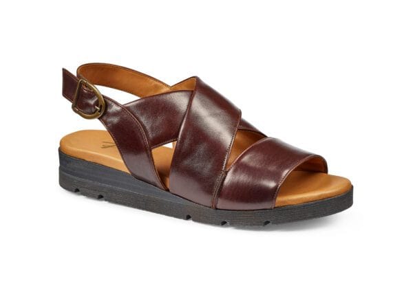 Dam sandal i brunt läder med justerbar rem och gummisula.