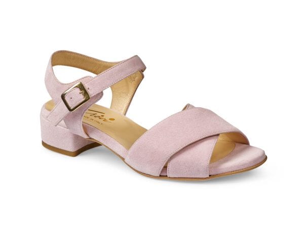 Damvänlig rosa sandal med klack och justerbar rem, bekväm och stilren design.