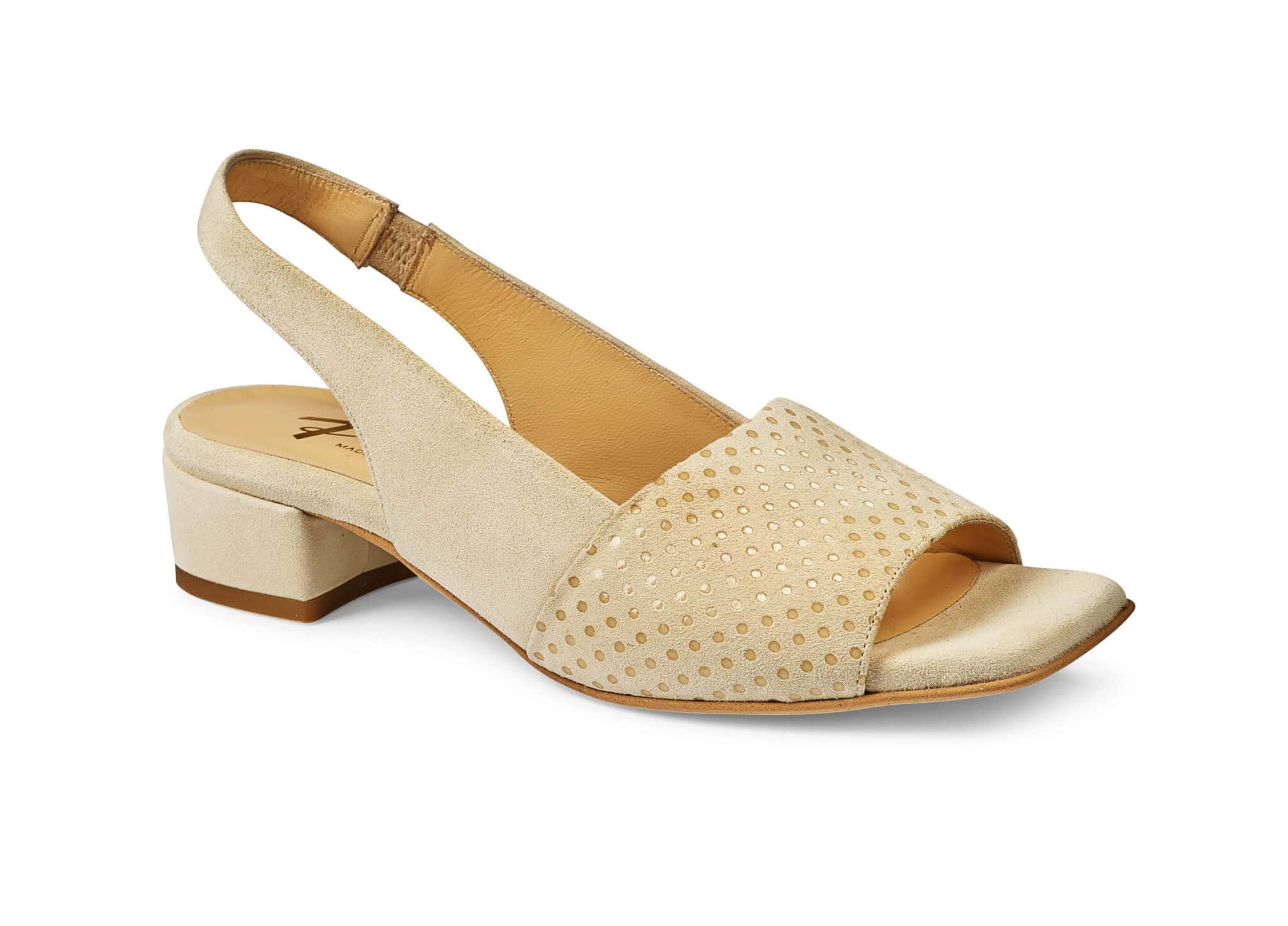 Dam sandal i beige med perforering och låg klack, bekväm och stilren design.