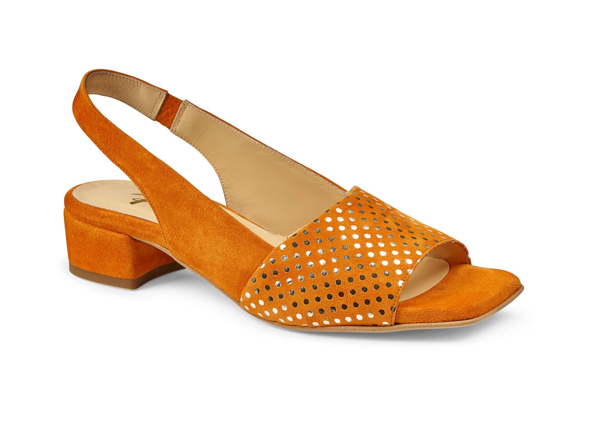 Orange damhögklackad sandal med perforerade detaljer och öppen tå.