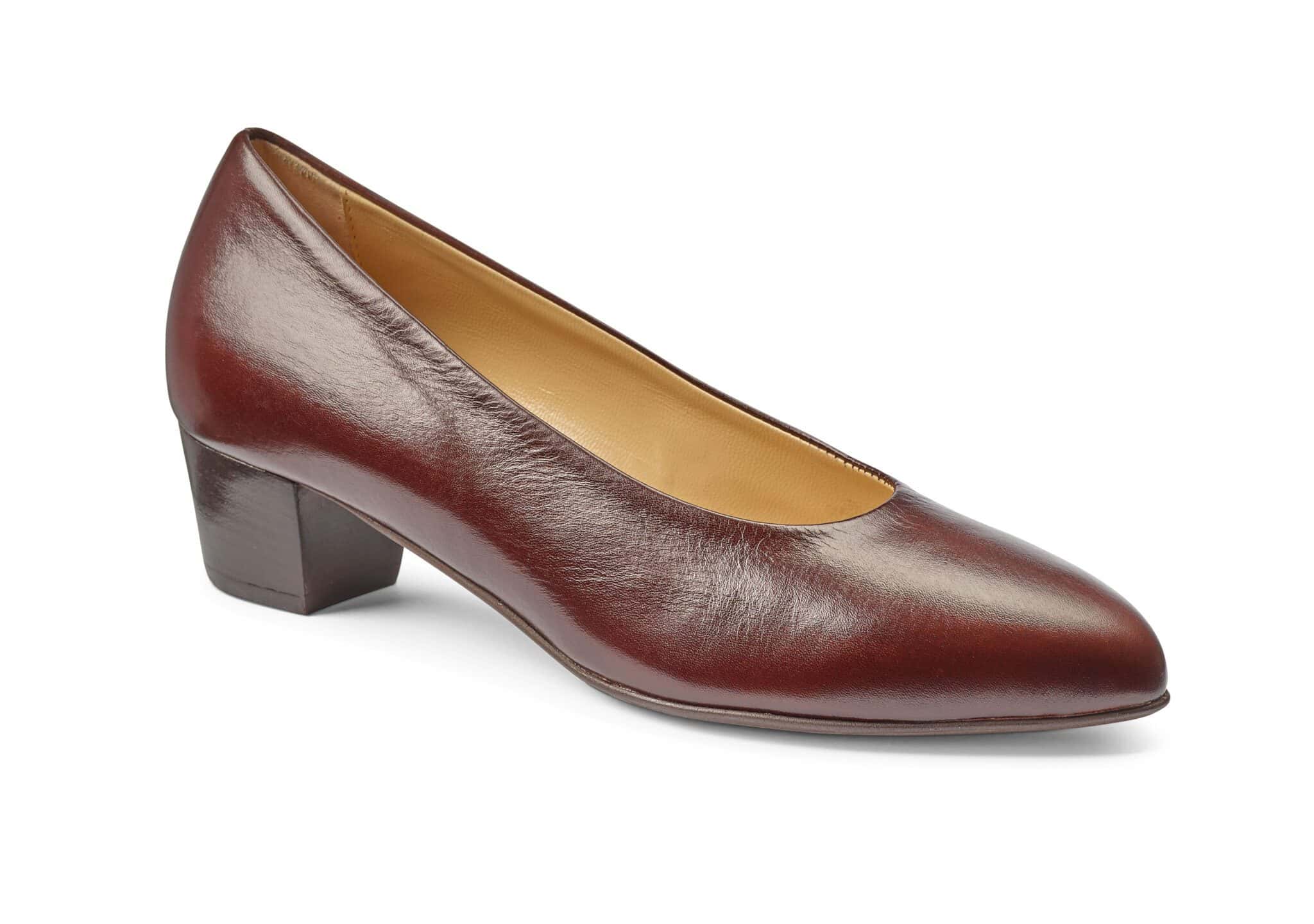 Damklack i mörkrött skinn med låg klack för komfort och stil.