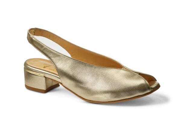 Elegant guldskor med låg klack för dam, perfekt för fest och vardag.