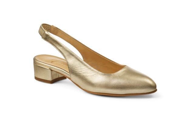 Gullfärgad damballerina med låg klack och öppen häl, elegant och bekväm för vardagsbruk.