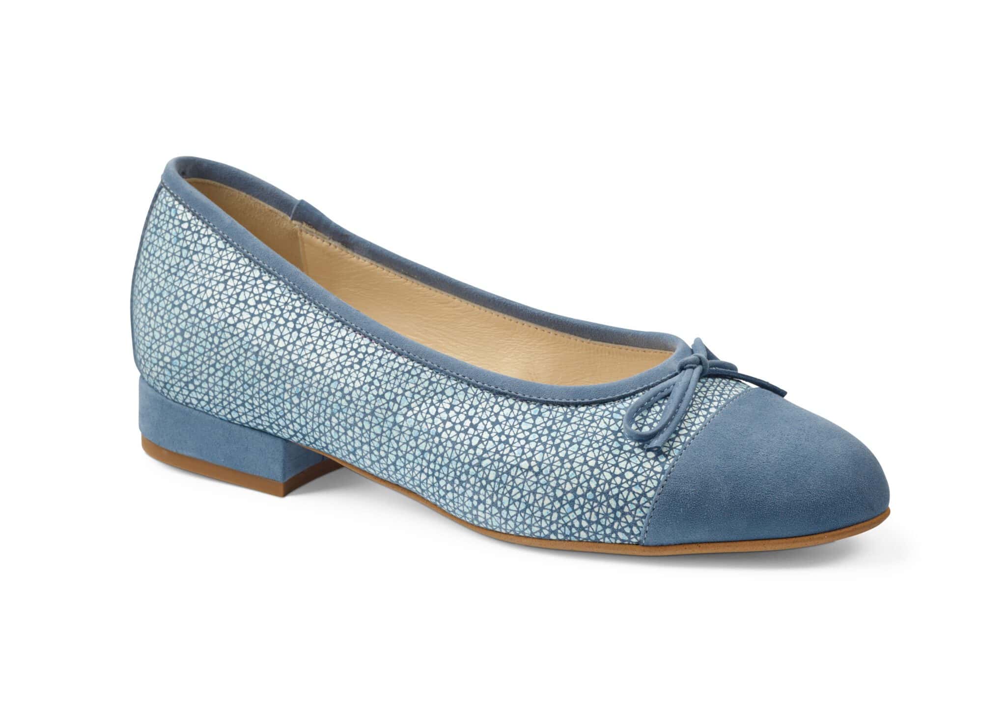 Damtoffel i blått med små blommor och rosett, bekväma och stilrena.