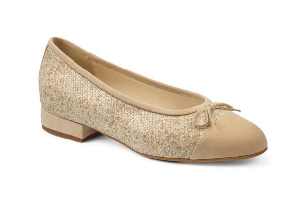 Damvårskor i beige med glitter och liten klack, bekväma och stilrena.