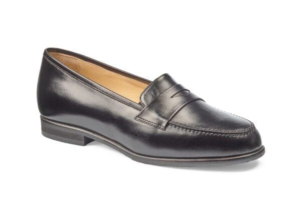 Lågklackad svart damsko i läder för komfort och stil.