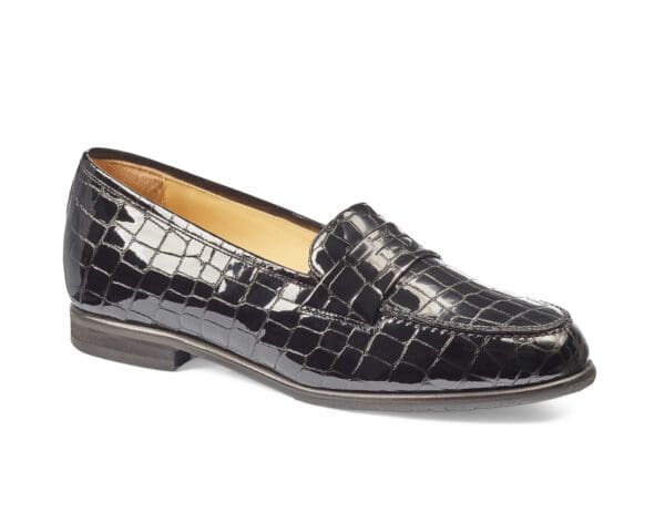 Svart lackskor för dam med krokodilmönster, bekväma och stilrena.