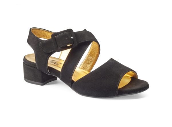 Svart dam sandal med låg klack och justerbar rem, bekvämt och stilrent design.