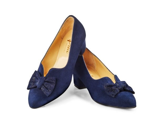 Elegant blå damskor med rosett och låg klack för vardag och fest.