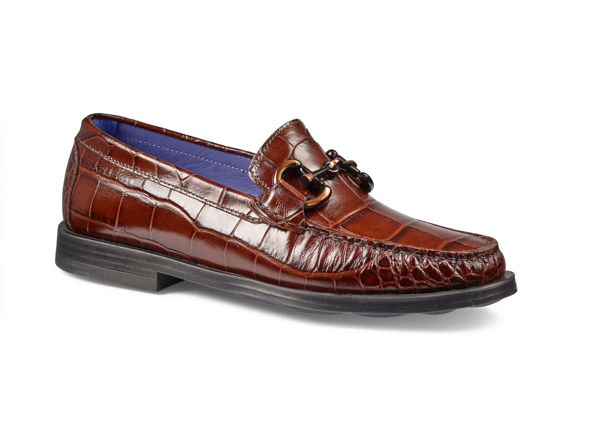 Läderpumps för dam med krokodilmönster och metalldetaljer, elegant och bekväm design.