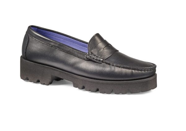 Svart lädersko för kvinnor med bekväm sula och klassisk design.