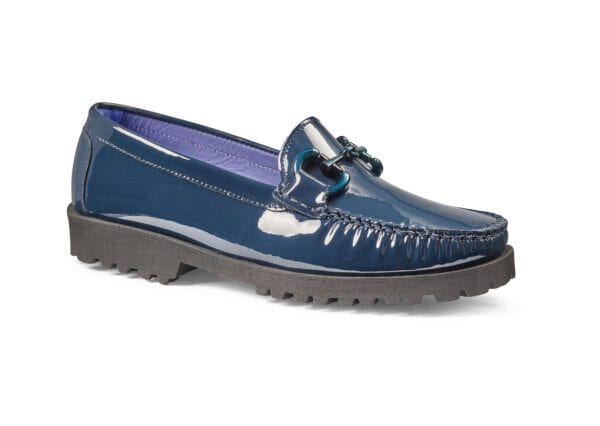 Blå lackskor för kvinnor med moccasinförstärkning och dekorativ metallspänne.