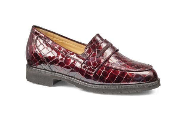 Läderkänga i vinröd krokodilskinnimitation med bekväm sula.