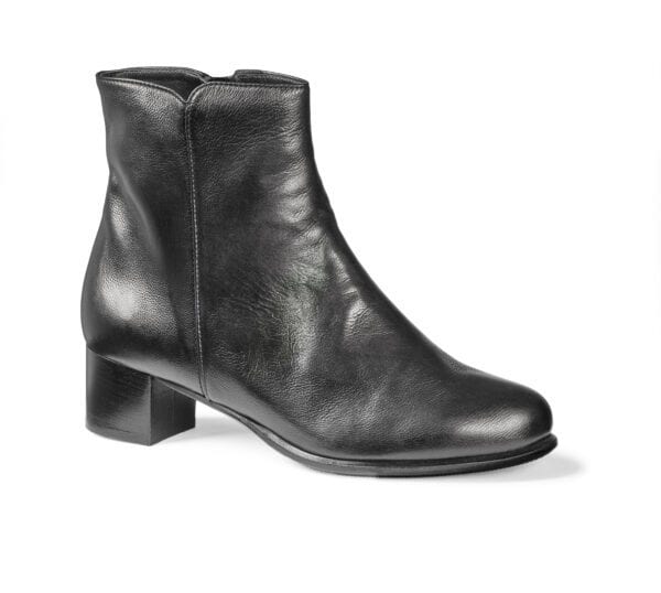 Långsiktig kvalitet och stilfull design av svart läderstövel.