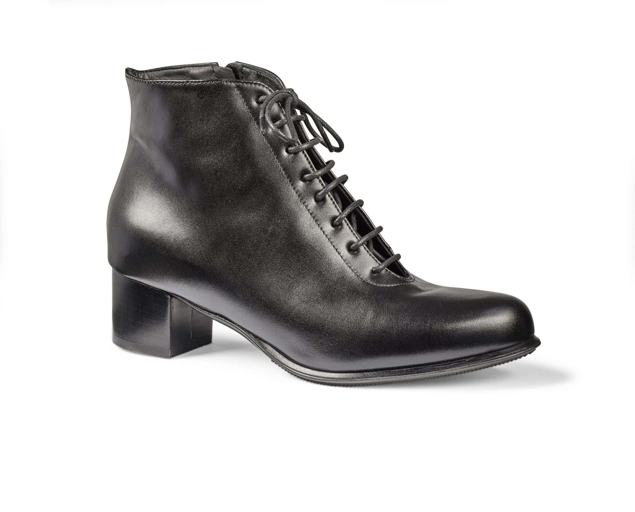 Elegant svart damstövel med snörning och låg klack.