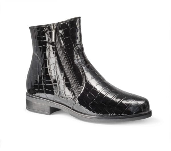 Svart läderstövel med krokodilmönster och sidoförslutning.