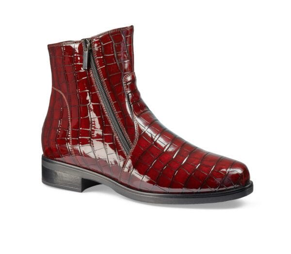 Röd lackskinnstövel med krokodilmönster och zipp.