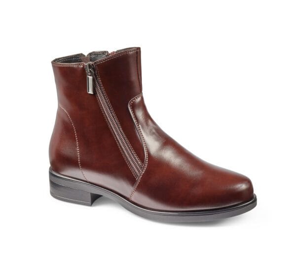 Läderstövel med dragkedja och låg klack, elegant och bekväm för dam.