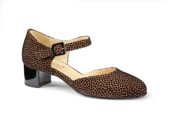 Lågklackad leopardmönstrad damsko med ankelrem och fyrkantig klack.