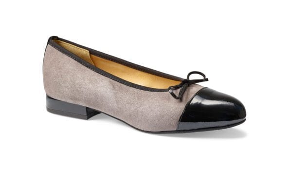 Lågklackad damballerina i beige och svart med rosett, bekväm och stilren design.