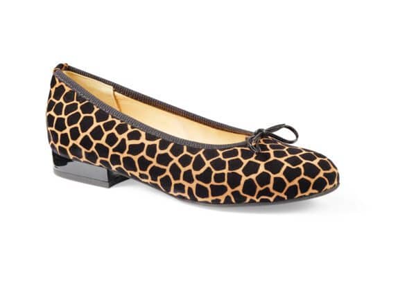 Giraffmönstrad ballerina med dragkedja och låg klack.