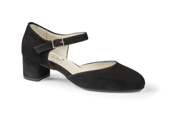 Svart damsko med låg klack och rem runt vristen, elegant design.