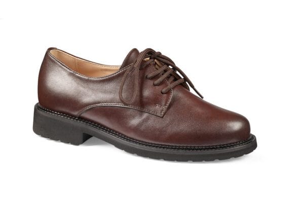 Breda bruna damskor i läder med bekväm sula och klassisk design.