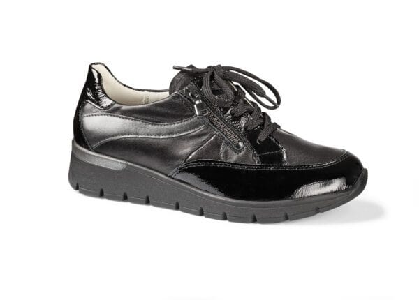 Svart skinnskor med snörning och gummisula för dam.