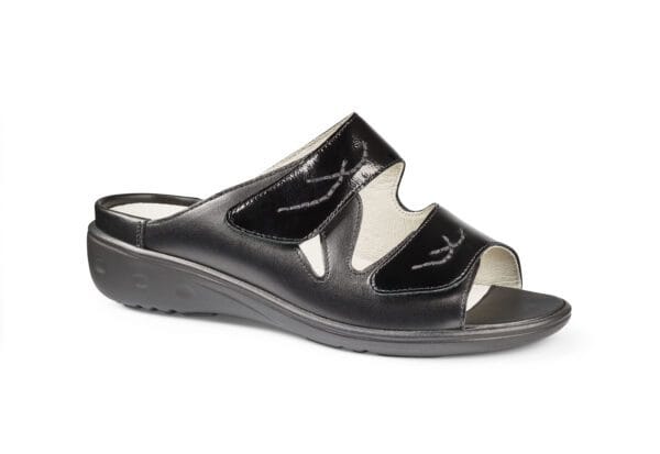 Svart sandal i skinn med öppet tå och justerbar rem, bekväm för sommardagar.