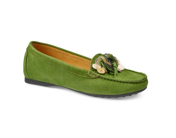 Lågskor för kvinnor i grönt med blomdekoration, bekväma och stilrena.