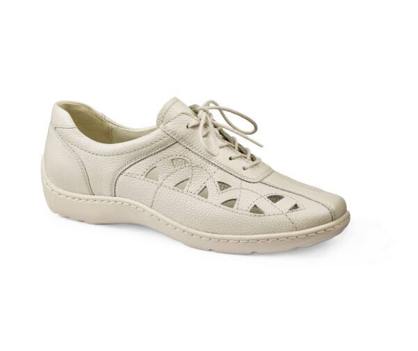 Lågskor för kvinnor i beige med perforerade detaljer och bekväm sula.