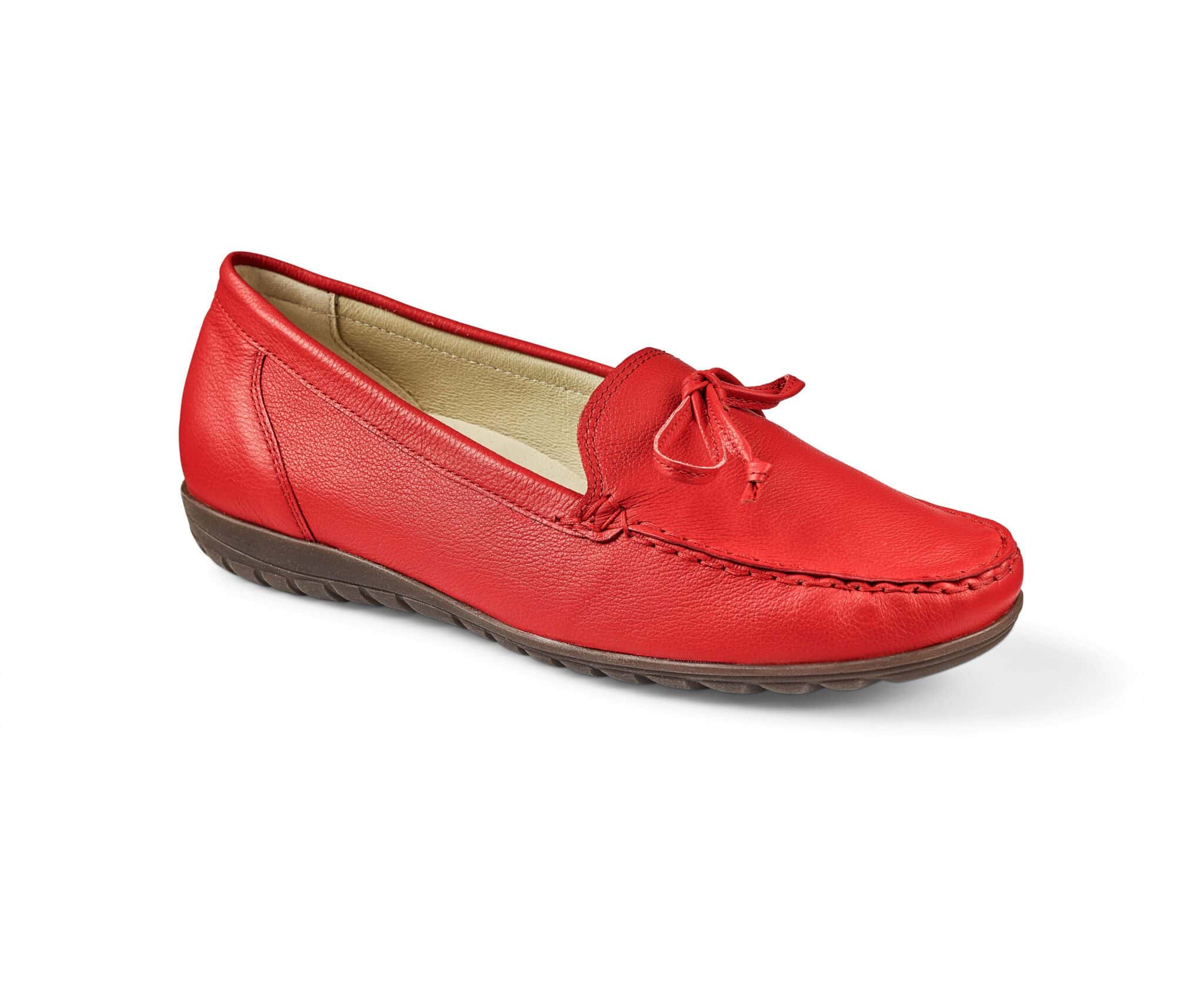 Röd damtoffel i skinn med snörning, bekväm och stilren design.