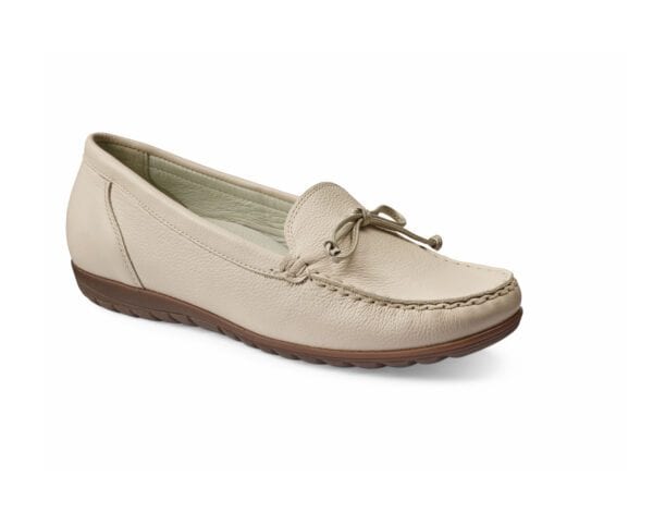 Lågskor för kvinnor i beige med snörning, bekväma och stilrena.