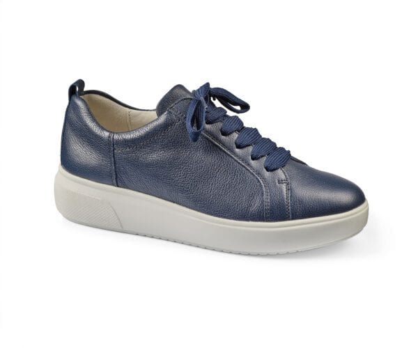 Lågskor för kvinnor i blått med vita sulor, bekväma och stilrena.