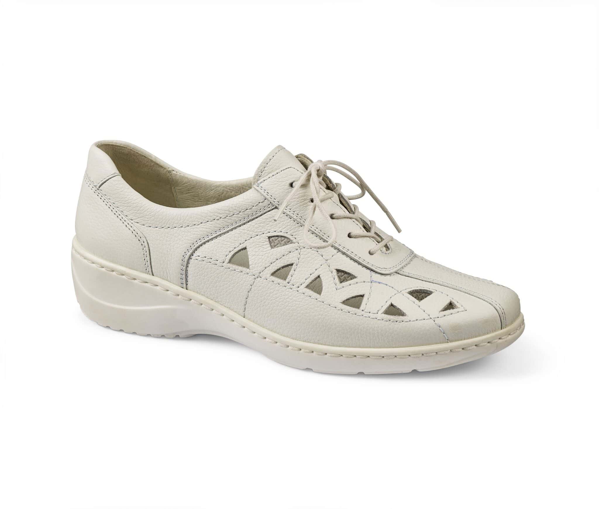 Vit dam-sko med perforerade detaljer och bekväm sula.