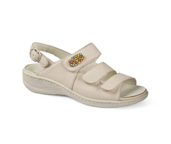 Ljusbeige sandal med tre band och dekorativt broderi, bekväm för dam.