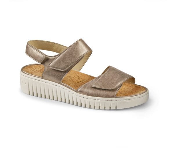 Sandaler 37-218 i skinn med bekväm sula för sommarens dagar. Perfekt för en avslappnad och stilren l.