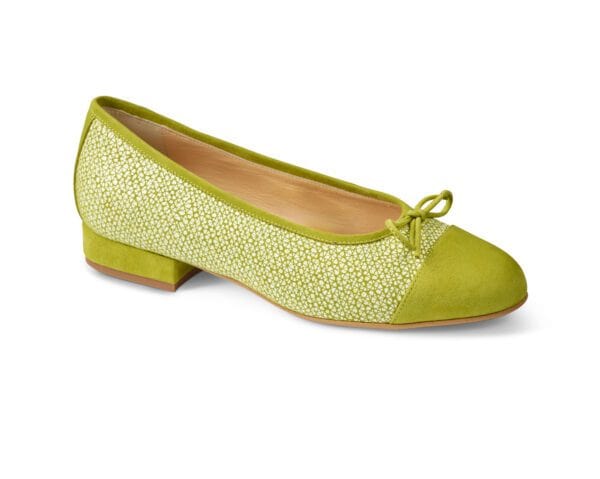 Ljusgrön damballerina med dekorativt mönster och liten klack.