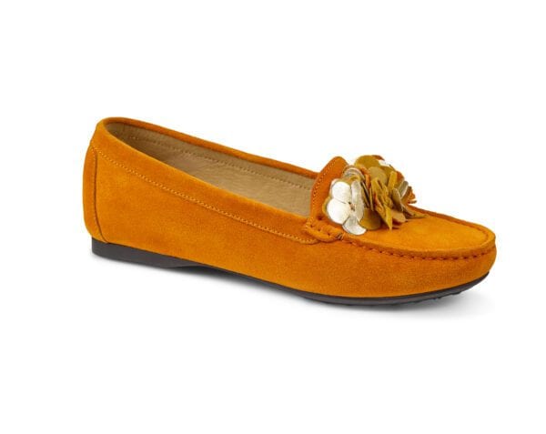 Gul-orange damtoffel med blomdetalj och mjukt innersula.