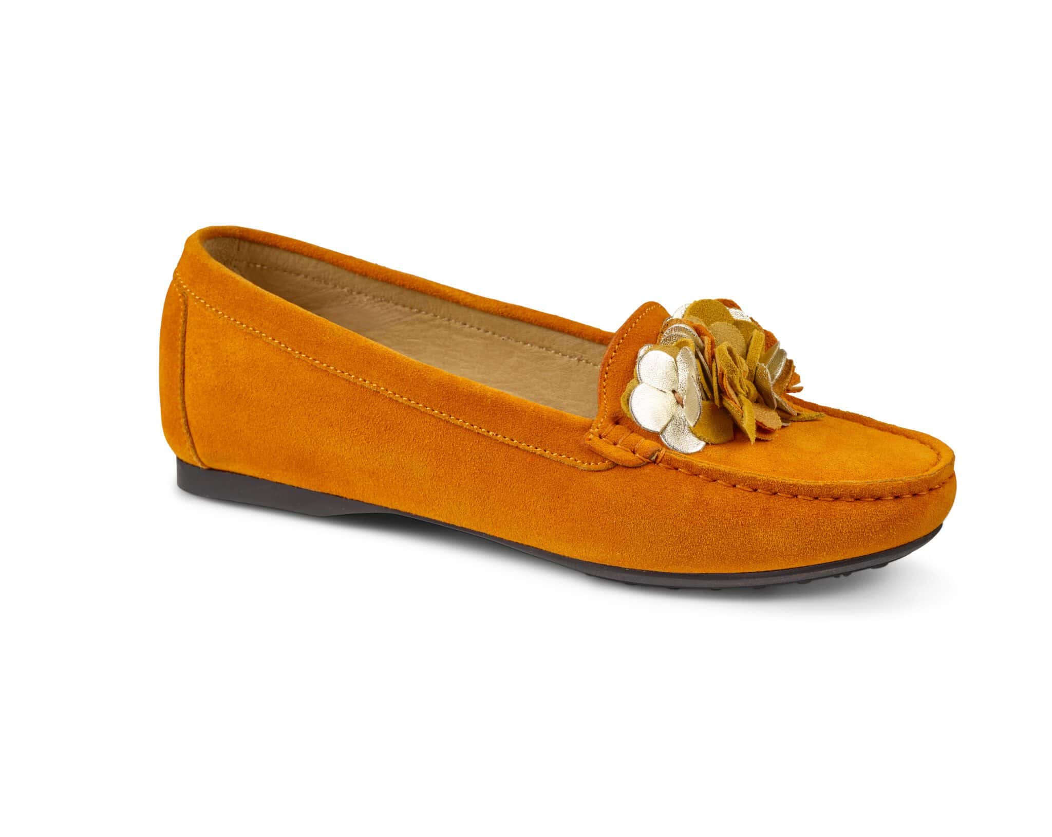 Gul-orange damtoffel med blomdetalj och mjukt innersula.