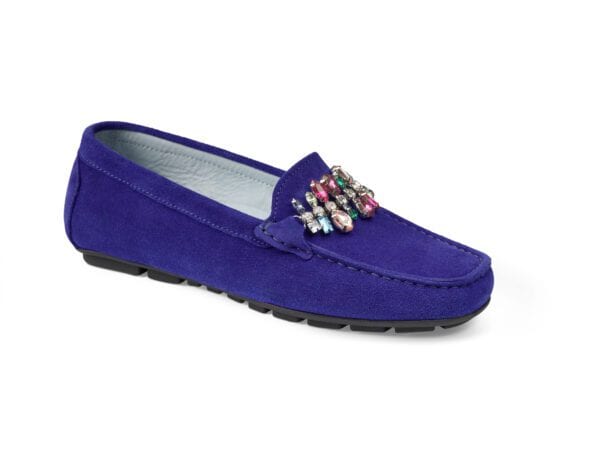 Ljusblå mockasko med dekorativa stenar för dam.