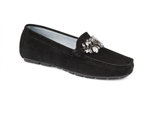 Svart loafers för dam med dekorativt smycke, bekväma och stilrena.