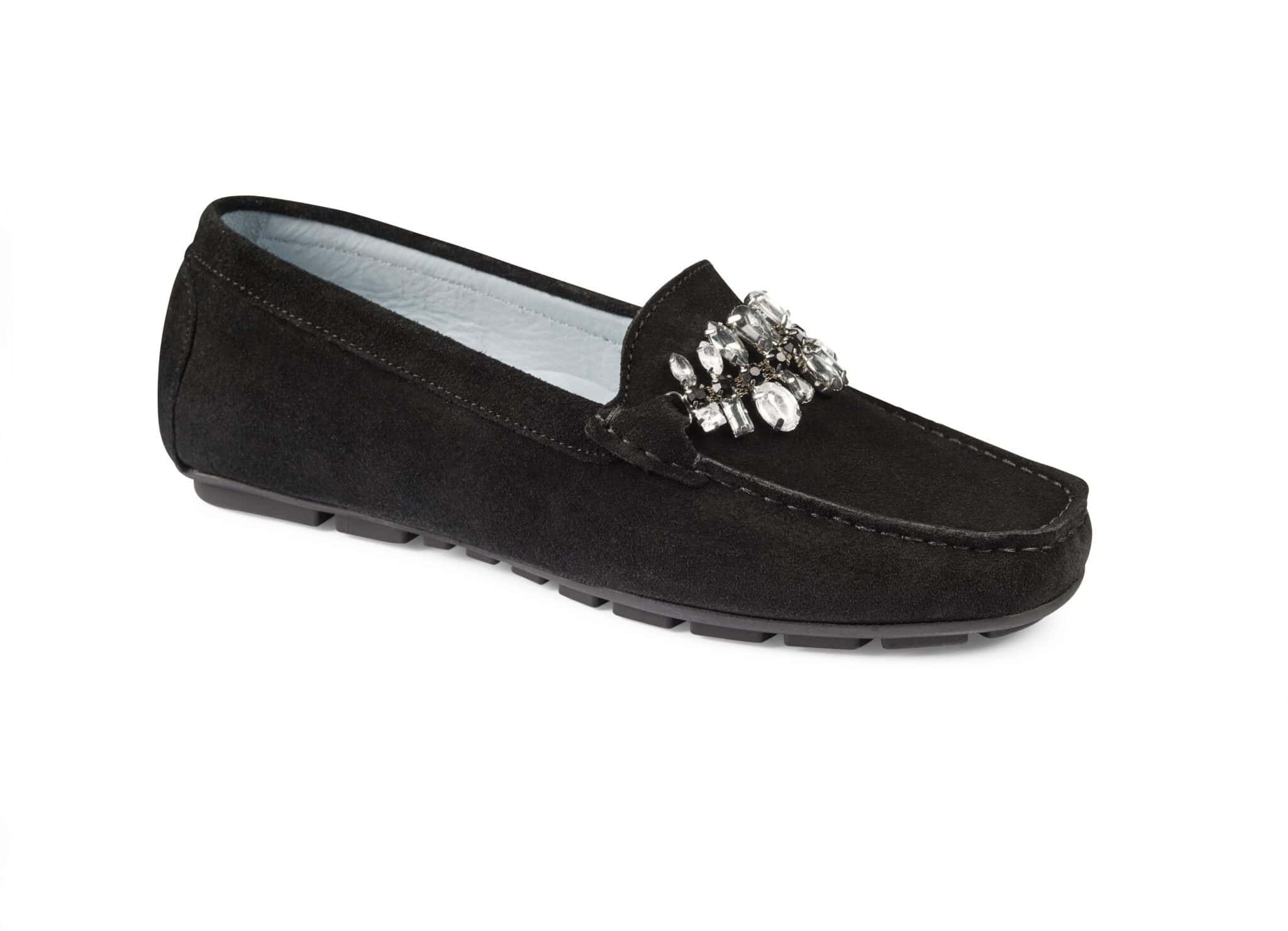 Svart loafers för dam med dekorativt smycke, bekväma och stilrena.